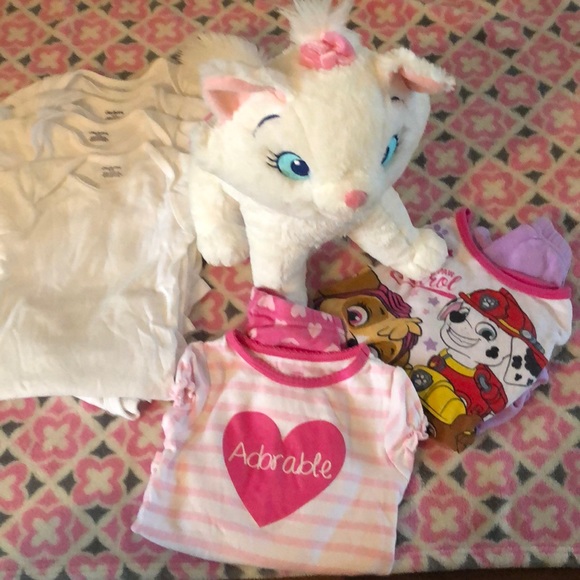 Other - 💗💗4 onesie and 2 pairs of PJ’s